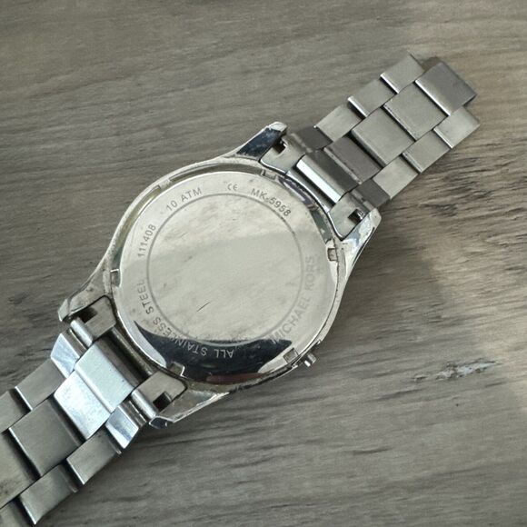 Michael Kors MK5958 Map Dial Silver Tone Watch For Parts Or Repair - Picture 3 of 4